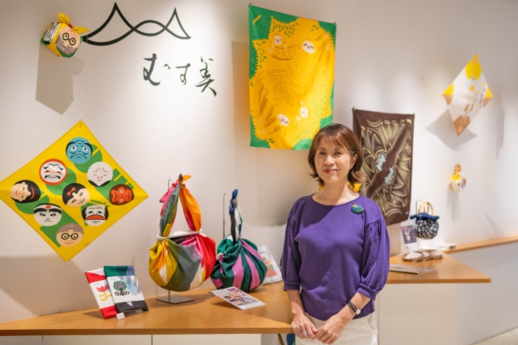 Etsuko Yamada, membre de la famille fondatrice, est chargée des relations publiques et promeut quotidiennement l'attrait de Musubi.