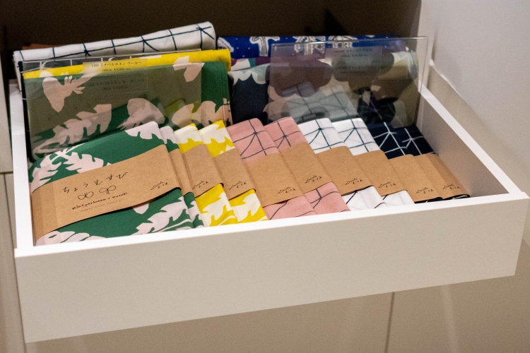 Les produits « Musubi » emballés dans des bandes de papier comportent au dos des instructions d'utilisation.