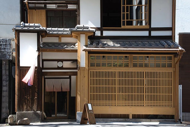 L'extérieur du magasin est construit à partir d'une maison traditionnelle de l'ère Taisho vieille de 100 ans.