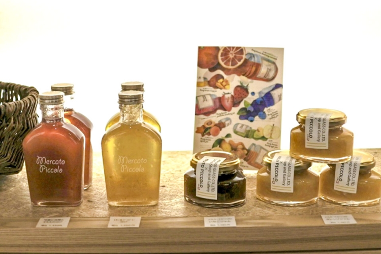 Une bouteille utilisée pour conditionner du jus ou de la confiture