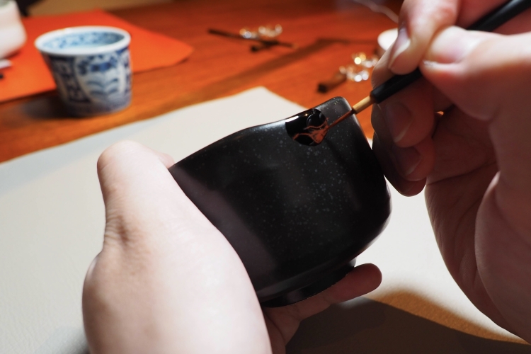 Dessinez un motif original à l'aide de laque rouge.