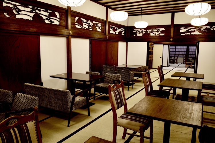 L'intérieur est magnifiquement aménagé avec un mobilier raffiné et une impression d'espace.