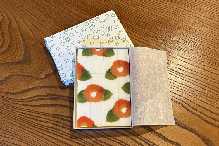 « Oshimono » (article pressé) présentant le motif de février, « Camélia »