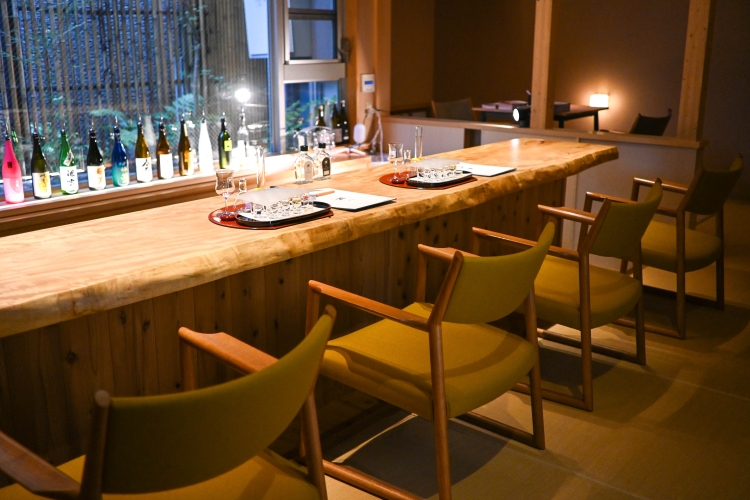 Un espace privé pour un petit nombre de personnes, aménagé dans une ancienne maison traditionnelle japonaise.