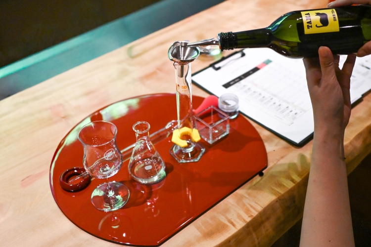 Le procédé de mélange de 2 à 4 types de saké à l'aide de béchers et d'éprouvettes graduées.