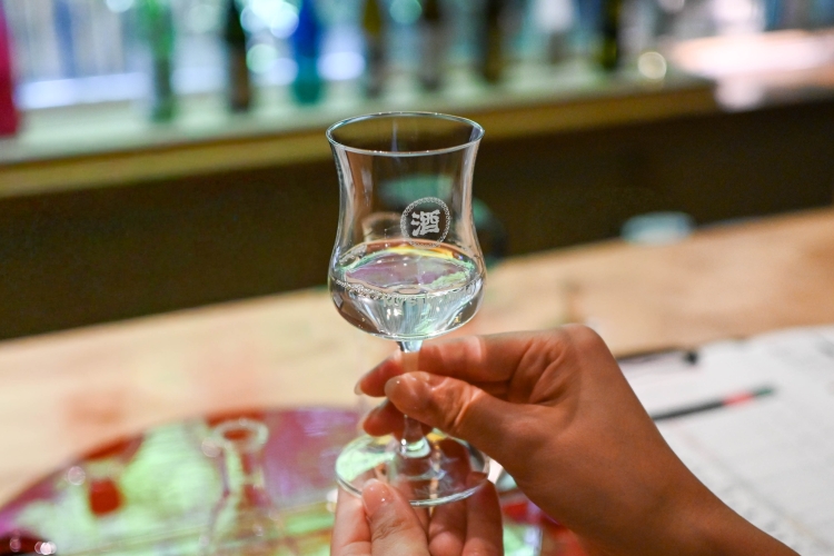 La tasse ainsi obtenue, une fois mélangée, peut être dégustée lentement sur place.