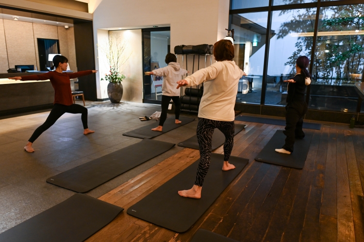 L'accent est mis sur des mouvements lents qui éveillent le corps, permettant ainsi même aux débutants de participer sans difficulté.