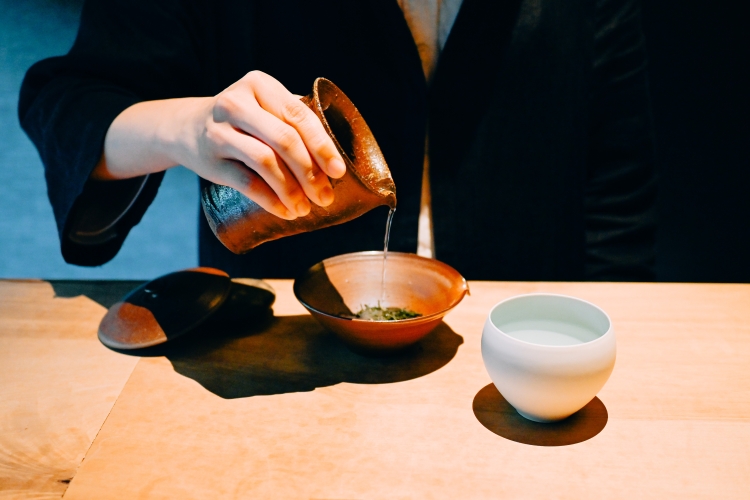 Le maître de thé prépare le thé juste devant vous.