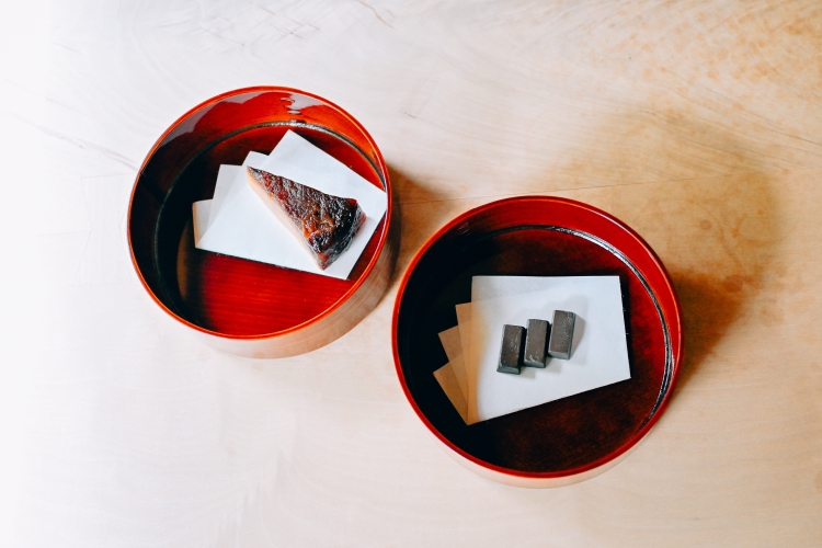 Tarte Tatin végane (à gauche) et cacao bio (à droite)