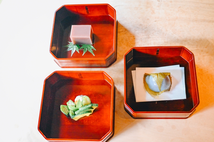 Dans le sens des aiguilles d'une montre, en partant du haut à gauche&nbsp;: deux douceurs matinales de saison confectionnées par des artisans de Kyoto, et des pickles sans additifs à base de légumes de Kyoto