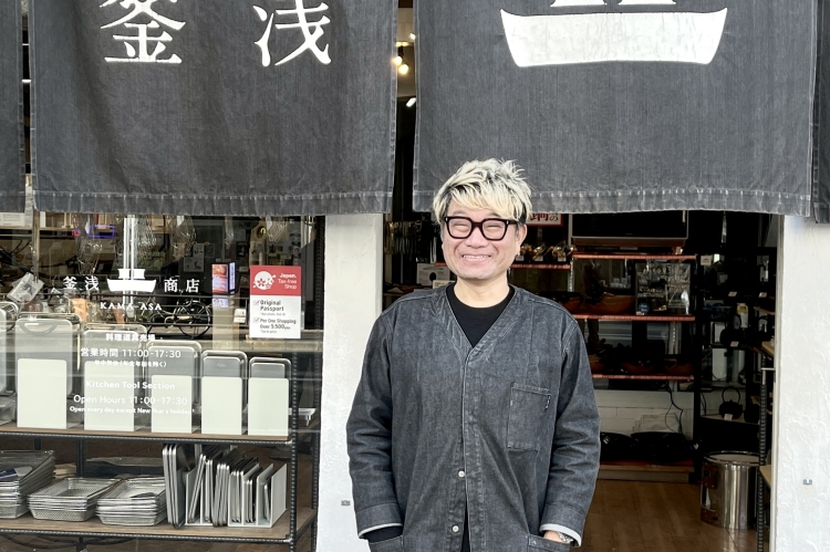 Kumazawa, propriétaire de quatrième génération de « Kamaasa Shoten », poursuit les réformes pour la prochaine génération tout en préservant la réputation de cette entreprise établie de longue date.