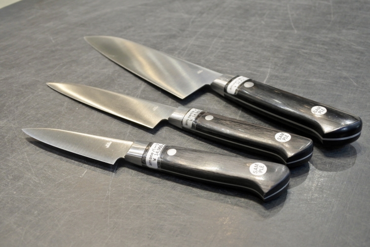 Un couteau de cuisine original de la marque « Kamaasa Shoten ». Sa conception est méticuleusement réalisée, avec une attention particulière portée même aux plus petits détails, comme la forme du manche.