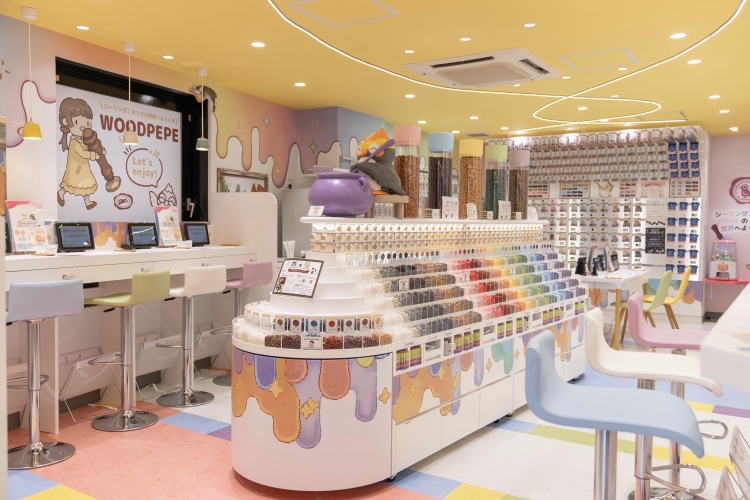 Une grande étagère conçue pour ressembler à un navire propose plus de 60 types de cire à cacheter.