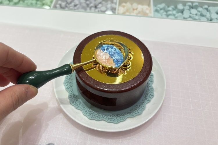 Vous pouvez profiter de cette expérience créative à votre propre rythme tout en tenant un verre.