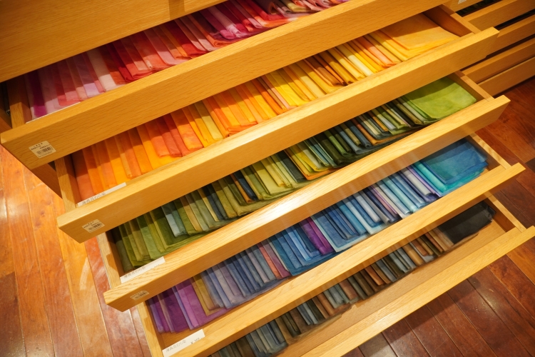 Le « Tengujo-shi » est un papier aux couleurs vives, obtenu par le mélange de plusieurs couleurs.