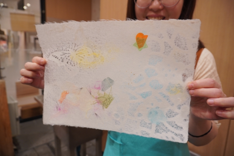 Papier washi décoré avec des éléments ajoutés