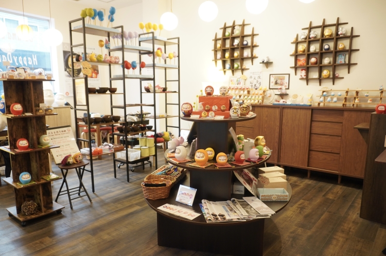La boutique regorge de poupées Daruma colorées et adorables.