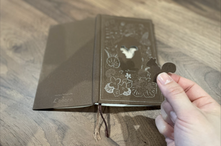 La série de carnets « Fenêtre d'Hokkaido » est dotée d'une fenêtre qui apparaît lorsqu'on retire l'animal figurant sur la couverture.