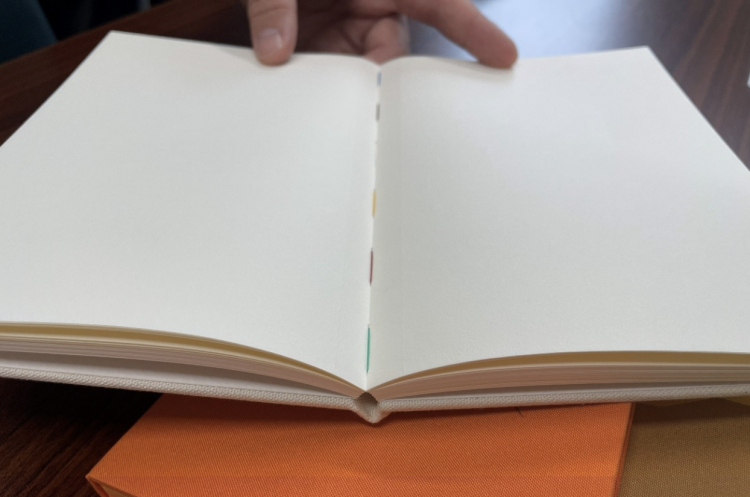 La technique de « couture au fil », qui utilise six fils de couleurs différentes, est une caractéristique unique de « booco ».