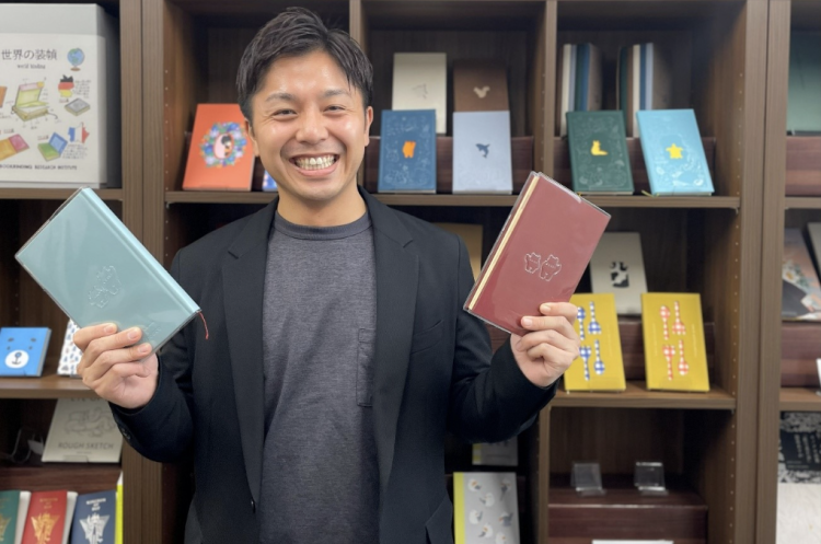 Imamura explique que chaque fois qu'il prend un livre, il ne peut s'empêcher de regarder les techniques de collage et de reliure.