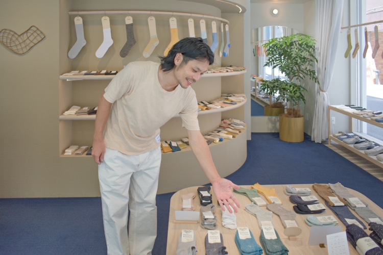 Mme Nishiguchi m'a parlé de ses chaussettes préférées.