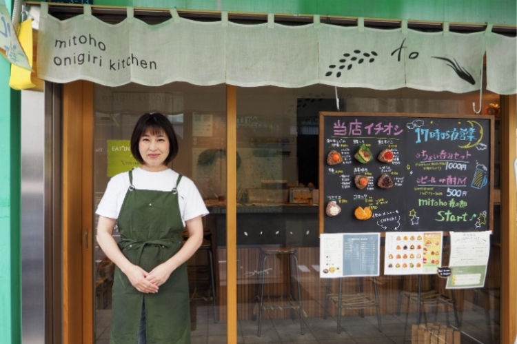 Le propriétaire, M. Nakamura, vous accueille avec un sourire chaleureux.