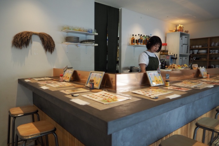 Le restaurant ne propose que des places assises au comptoir.