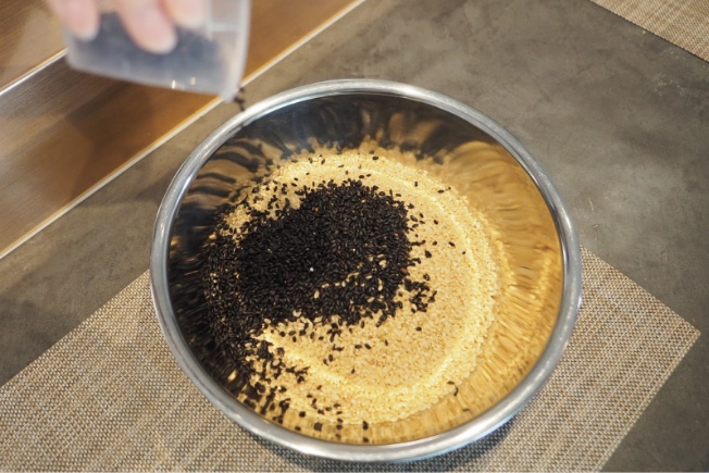 Le mélange original de riz sain de Mitoho, composé de riz noir et de riz brun (tous deux de la variété « Niko-maru »).