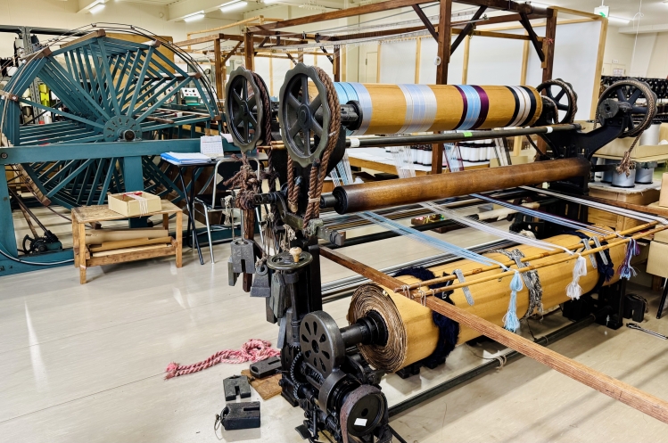 L'usine contient plus de 15 machines, dont des métiers à tisser.