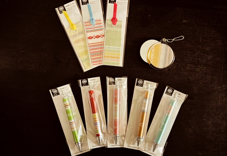 Les articles textiles Hakata-ori, tels que les stylos à bille et les marque-pages, sont des souvenirs populaires.