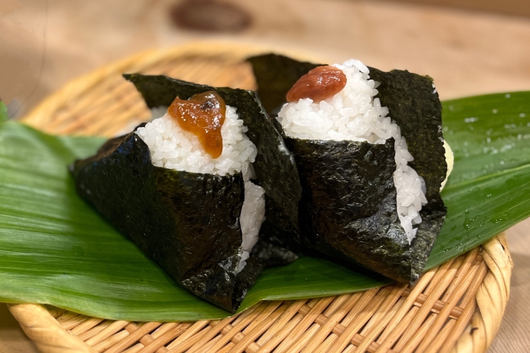 Le « Nanban miso » (à gauche), fabriqué en y incorporant des piments verts, et les « prunes Fujigoro », caractérisées par leur forte acidité.