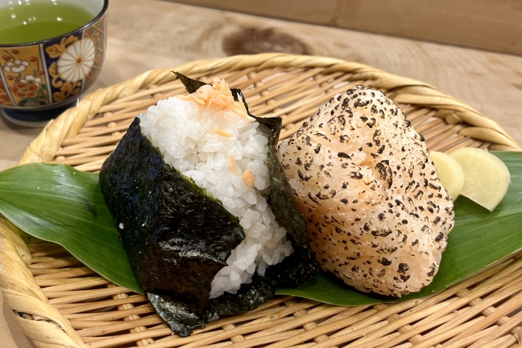 Le plat le plus populaire, « Saumon grillé effiloché à la main » (à gauche), et le « Fromage à la crème au mentaiko poêlé » recommandé par Nana.