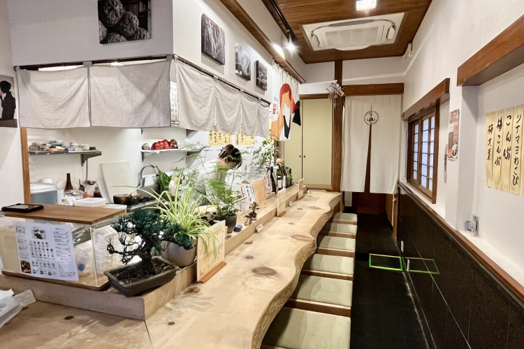 Ce comptoir monobloc a été transmis de génération en génération depuis l'époque où le grand-père de Nana tenait un restaurant de sushis.