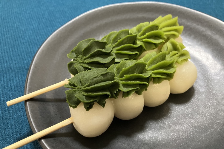 « Quatre sortes de raviolis à la pâte de haricots matcha » - Dégustez quatre types différents de pâte de haricots matcha en même temps.