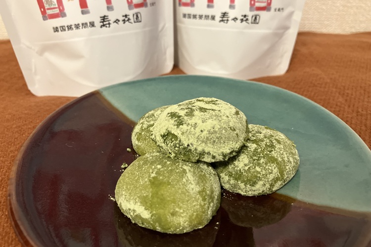 « Un sablé au matcha de la taille d'une bouchée » - l'arôme du matcha emplit votre bouche.