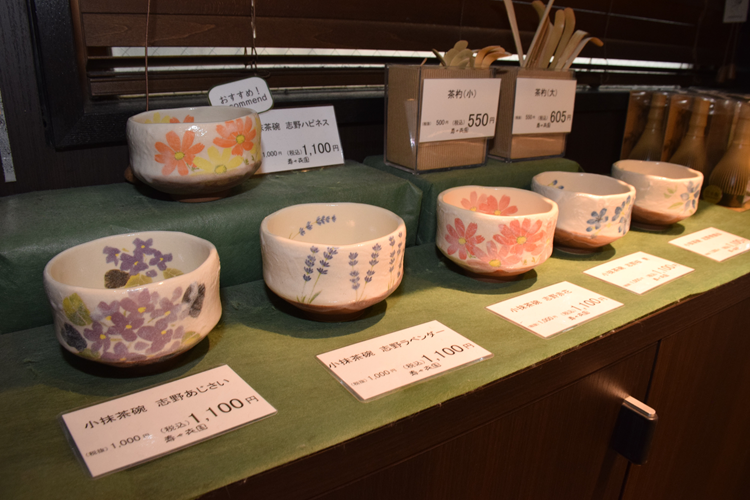 Afin de promouvoir la culture du thé, nous vendons également des ustensiles et autres équipements pour la cérémonie du thé.