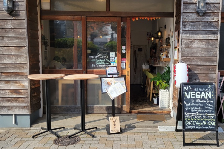 L'extérieur dégage une atmosphère chaleureuse et accueillante grâce à l'utilisation du bois. Cherchez l'enseigne manuscrite.