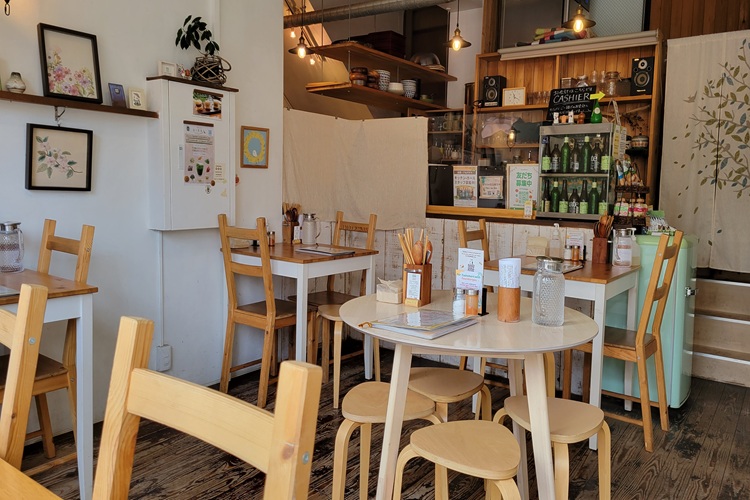 Un intérieur chaleureux et accueillant présentant d'adorables bibelots et accessoires.