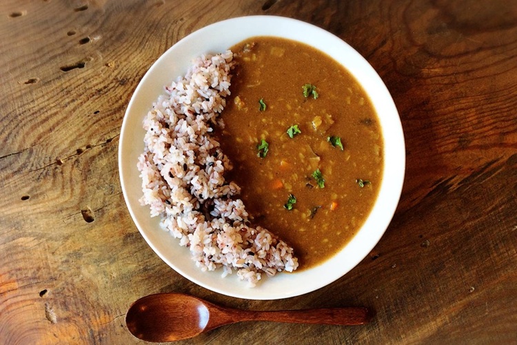 Un curry végétalien doux et réconfortant. La saveur riche des légumes mijotés lentement se diffuse dans tout le plat.