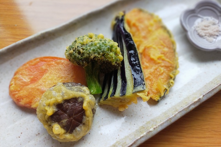 Cette tempura est appréciée même des touristes étrangers. C'est un plat dont nous sommes fiers, préparé avec un soin particulier apporté à la texture et à la couleur.