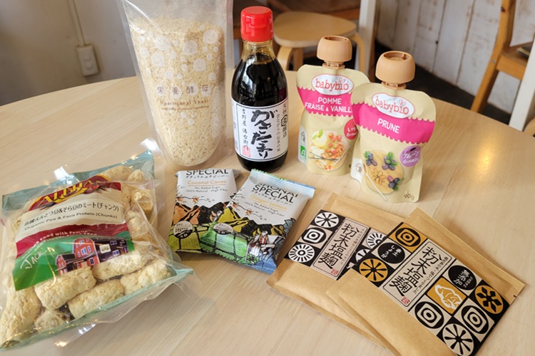 Ingrédients et assaisonnements végétaliens vendus en magasin