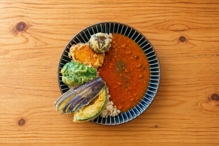 Le « curry de tempura de légumes », avec son accent sur les couleurs vives, est également visuellement attrayant.