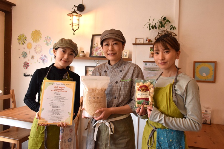 De gauche à droite : Rin, Koyama et Yoshida.