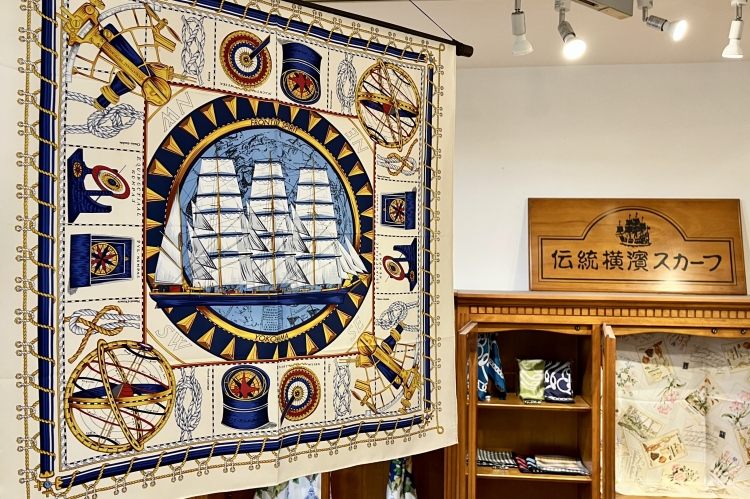 Une écharpe inspirée par l'image de la ville portuaire de Yokohama. Un classique apprécié depuis 30 ans.