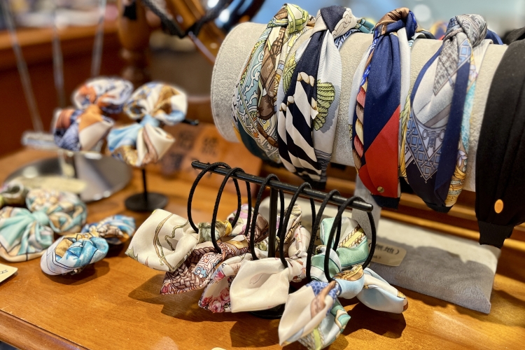 Les accessoires pour cheveux tels que les bandeaux confectionnés à partir de tissu d'écharpe sont également populaires.