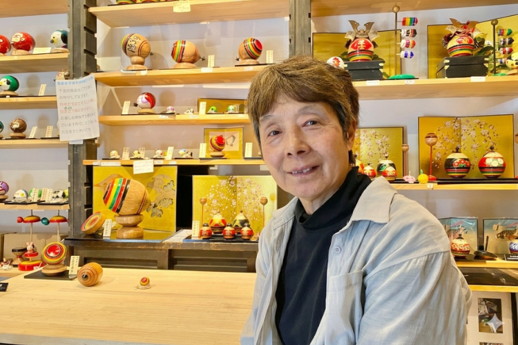 Yukiko, l'épouse de Sadaemon Yamamoto de la troisième génération, est instructrice de toupie.