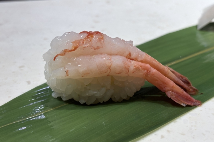 Le « San'o Amaebi » (crevettes sucrées à trois queues) est né d'une conversation avec un client.
