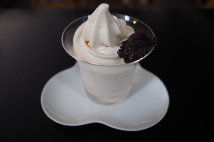 "Crème glacée molle au bouillon d'algues salées (avec Gokan 'Kobushari')" - disponible exclusivement au magasin principal de Yodoyabashi.