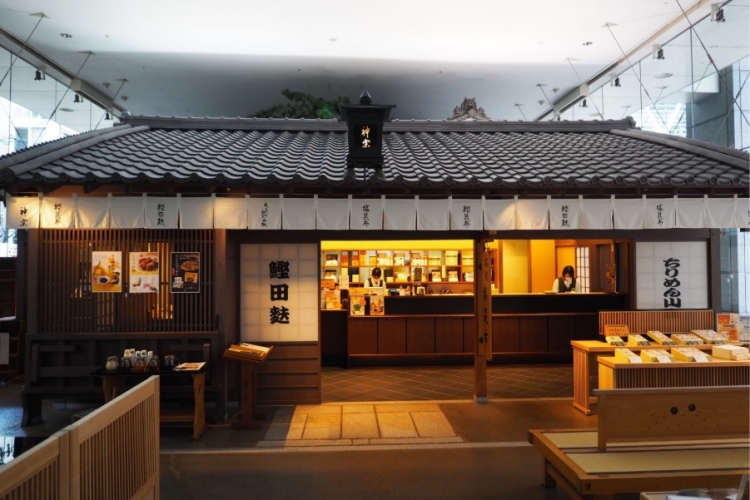 L'intérieur dégage une atmosphère calme qui rappelle les bâtiments de l'ère Meiji, voire d'une époque antérieure.