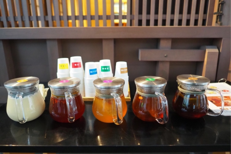 Cinq types de bouillon « Binabe » sont proposés à la dégustation en magasin.